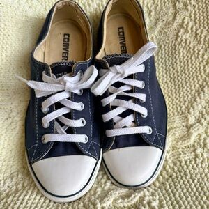 Converse Women's Chuck Taylor All Star Light OX Lace-Up Size 6